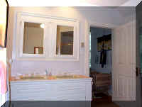 Ensuite BathRoom with Double Mirrors.jpg (45124 bytes)